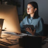 Une femme crée un exposé avec onOffice