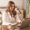 Une femme à l'ordinateur portable utilise le PDFdesigner d'onOffice