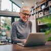 Une femme devant un ordinateur portable utilise le calendrier dans OnOffice Enterprise