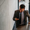 L'homme utilise l'application onOffice sur son smartphone