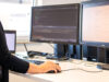 Frau am PC beim Product Management