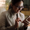 Frau mit Handy