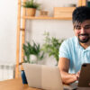 Mann vor Laptop