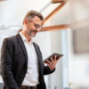 Mann der auf Tablet schaut