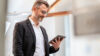 Mann der auf Tablet schaut