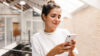 Lächelnde Frau am Smartphone