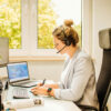 Frau die am PC arbeitet