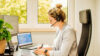 Frau die am PC arbeitet