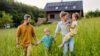 Familie auf Wiese vor ESG Haus