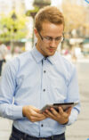 Mann am Tablet