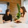 Zwei Frauen aus dem Sales International Team