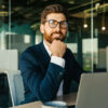 Mann im Büro am Laptop