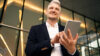 Mann mit Tablet in der Hand