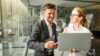 Mann und Frau vor Laptop