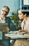 Mann und Frau in Besprechung