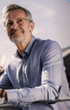 Mann mit Tasse und Smartphone