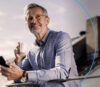 Mann mit Tasse und Smartphone