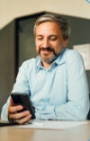 Mann vor Smartphone