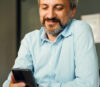 Mann vor Smartphone