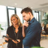 Frau und Mann die sich am Tablet über den AI Act für Immobilienmakler erkundigen