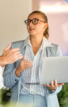 Frau mit Laptop spricht mit einem Mann