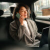Frau telefoniert im Auto