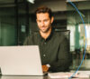 Mann sitzt am Laptop