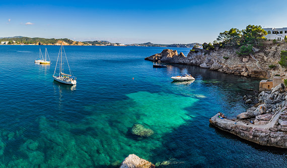 Bucht auf Mallorca mit Segelschiffen